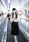 杨颖最新机场街拍白衬衫搭配黑色长
